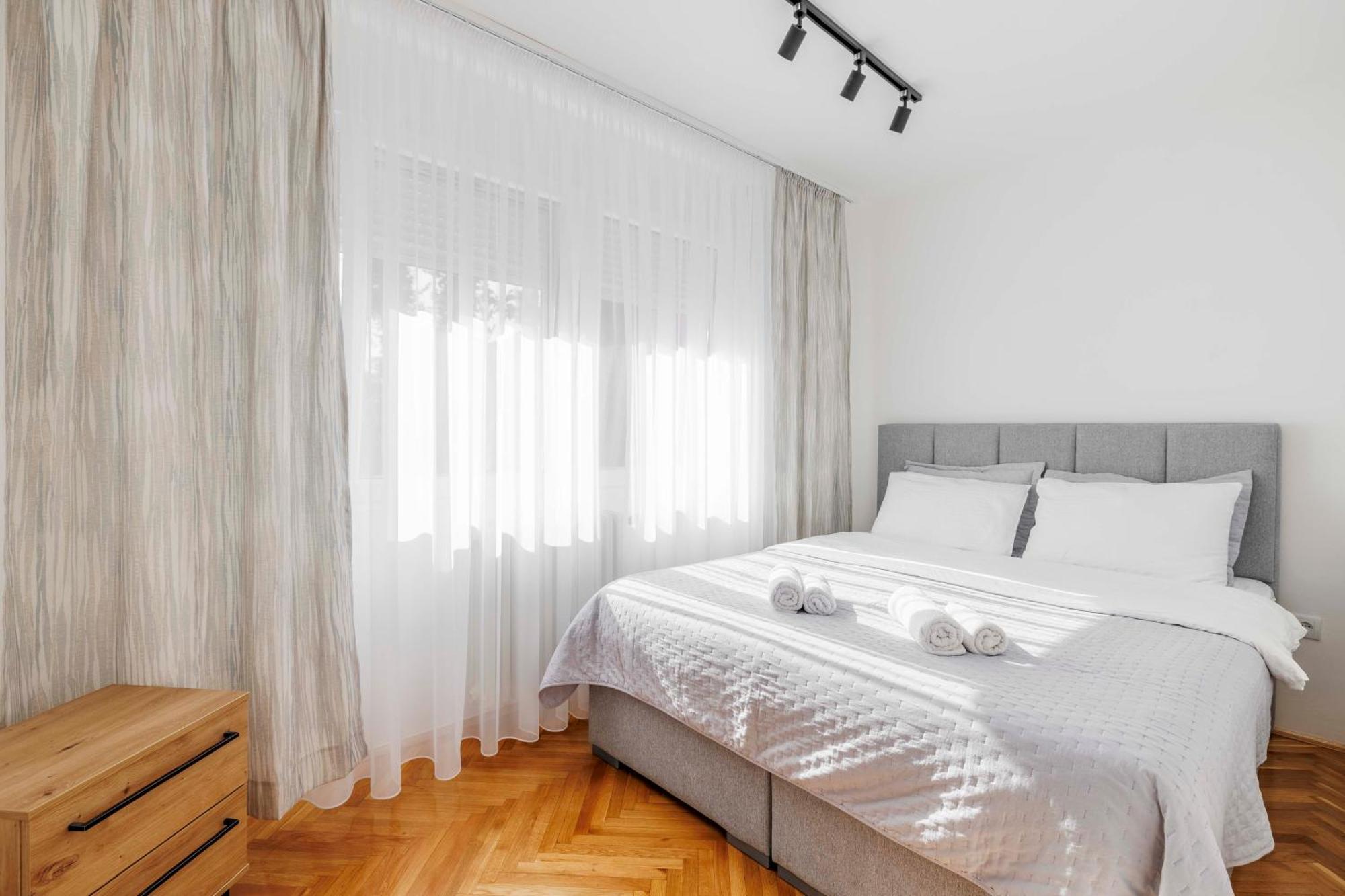 Sari City Center Apartment โนวีซาด ภายนอก รูปภาพ